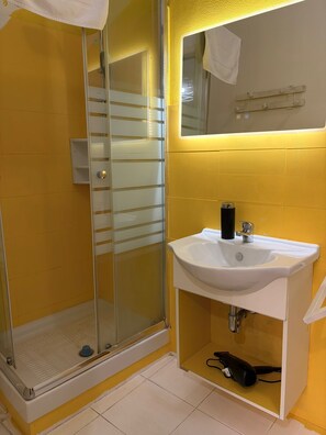 Chambre Triple | Salle de bain | Douche, douche à « effet pluie », articles de toilette gratuits