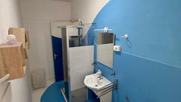 Doppia Deluxe | Bagno | Doccia, soffione a pioggia, set di cortesia gratuito, asciugacapelli