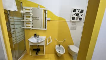 Triple Room | Bathroom | Shower, rainfall showerhead, free toiletries, hair dryer