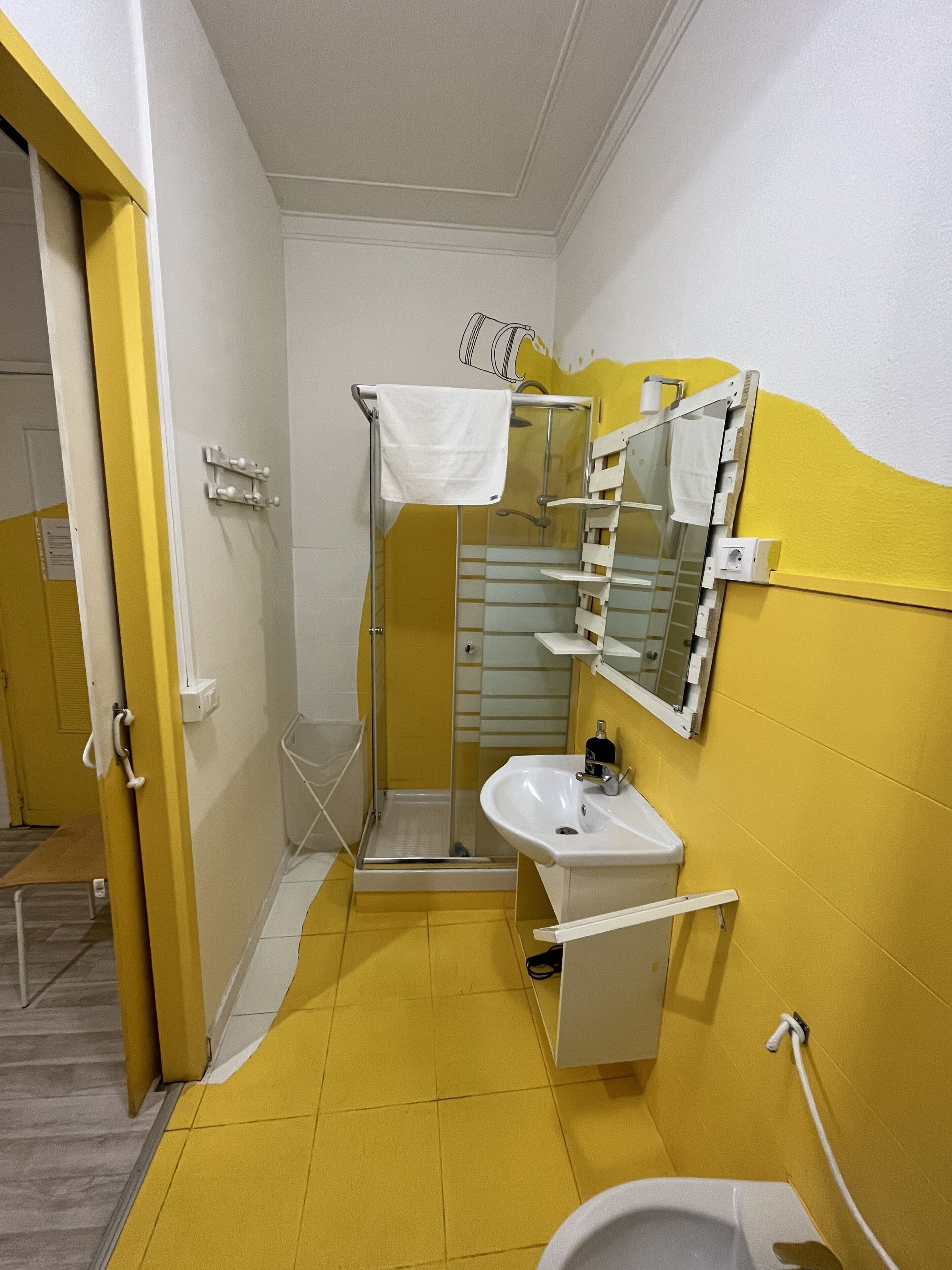 Triple Room | Bathroom | Shower, rainfall showerhead, free toiletries, hair dryer