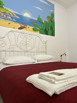 Kolmen hengen huone | Yksilöllisesti sisustettu, yksilöllisesti kalustettu, työpöytä