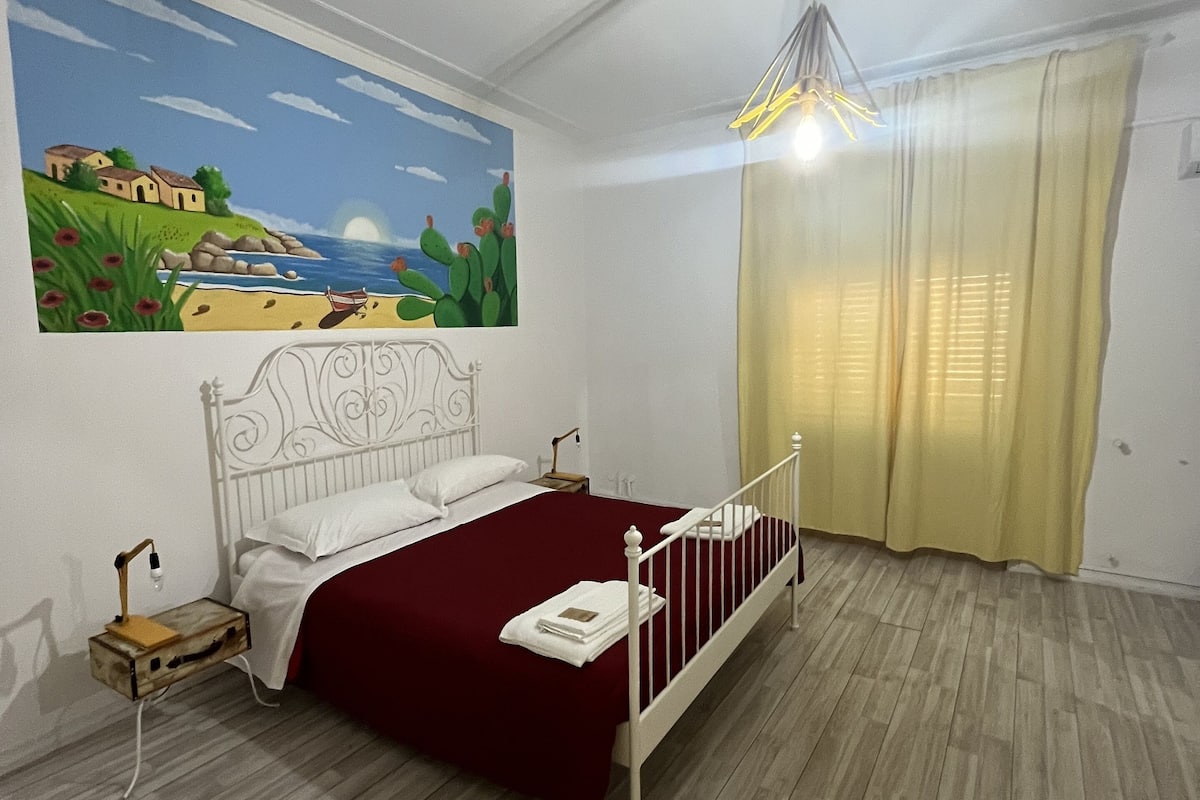 Habitación triple | Decoración personalizada, muebles diferentes y escritorio