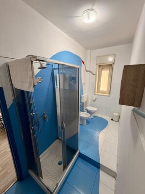 디럭스 더블룸 | 욕실 | 샤워 시설, 레인폴 샤워기, 무료 세면용품, 헤어드라이어