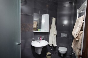 مجففات شعر، مناشف، صابون، ورق حمّام