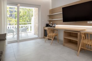 Junior Suite with Balcony | セーフティボックス (室内)、客室ごとに異なる装飾、客室ごとに異なるインテリア、デスク