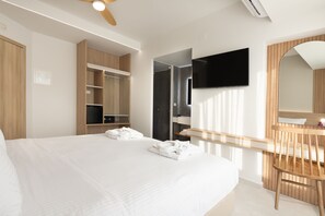 In-room safe, individually decorated, individually furnished, desk - Epavli Grace Hotel (Chania)
