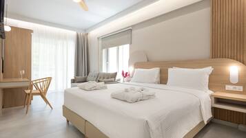 Una habitación de hotel moderna con una cama grande, un escritorio y una silla.
