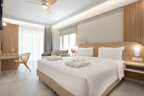 Deluxe Double or Twin Room with Balcony | セーフティボックス (室内)、客室ごとに異なる装飾、客室ごとに異なるインテリア、デスク