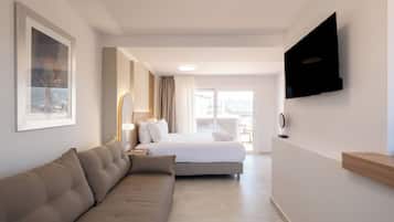 Suite with terrace & Hot Tub | In-room safe, individually decorated, individually furnished, desk