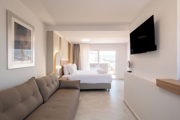 Suite with terrace | 客房內保險箱、書桌、筆電工作空間、遮光布/窗簾