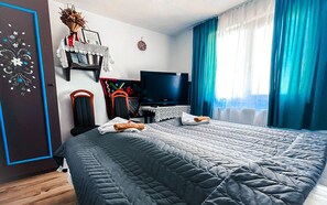 Classic Room, 1 King Bed, River View | 1 bedroom, individually furnished, iron/ironing board, free WiFi - Pensiunea Tarabostes Ranch (Moldova Noua)