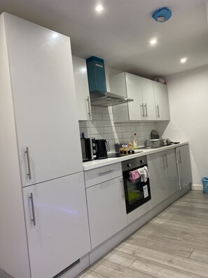 Leilighet, 1 queensize-seng | Eget kjøkken | Kjøleskap, mikrobølgeovn, ovn og kokeplater