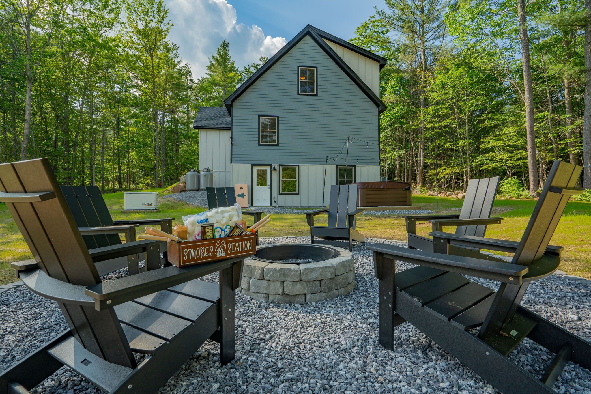 Modern Rustic 4bd - fire pit, hot tub, game room.