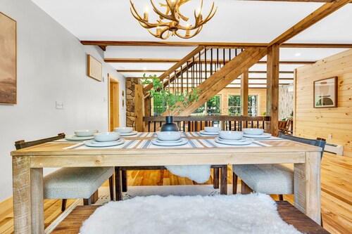 Brand New 4BR- fire pit, hot tub, game room.