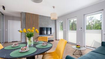 Microwave, dishwasher, coffee/tea maker, cookware/dishes/utensils