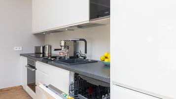 Apartment, 1 Schlafzimmer, Balkon, am Strand | Eigene Küche | Mikrowelle, Geschirrspüler, Wasserkocher mit Kaffee-/Teezubehör