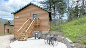 Outdoor dining - Lariat Bunkhouse (Rapid City)