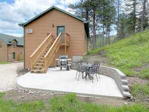 Outdoor dining - Lariat Bunkhouse (Rapid City)