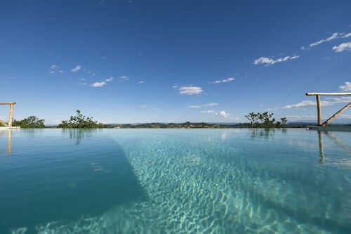 Private Villa with hot tub, private pool, WIFI, A/C, sauna, TV, patio, panoramic view, close to Alba