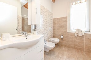 Regadera, secadora de cabello, bidet, toallas 