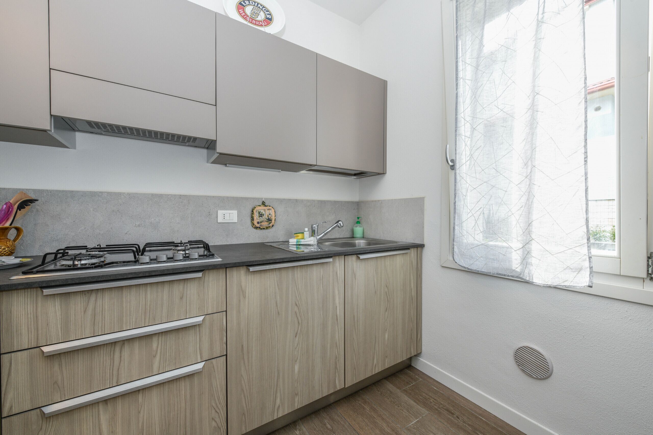 Frigorifero, microonde, macchina per tè/caffè, bollitore elettrico