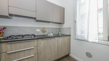 Frigorifero, microonde, macchina per tè/caffè, bollitore elettrico