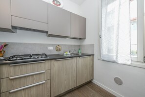 Kühlschrank, Mikrowelle, Wasserkocher mit Kaffee-/Teezubehör