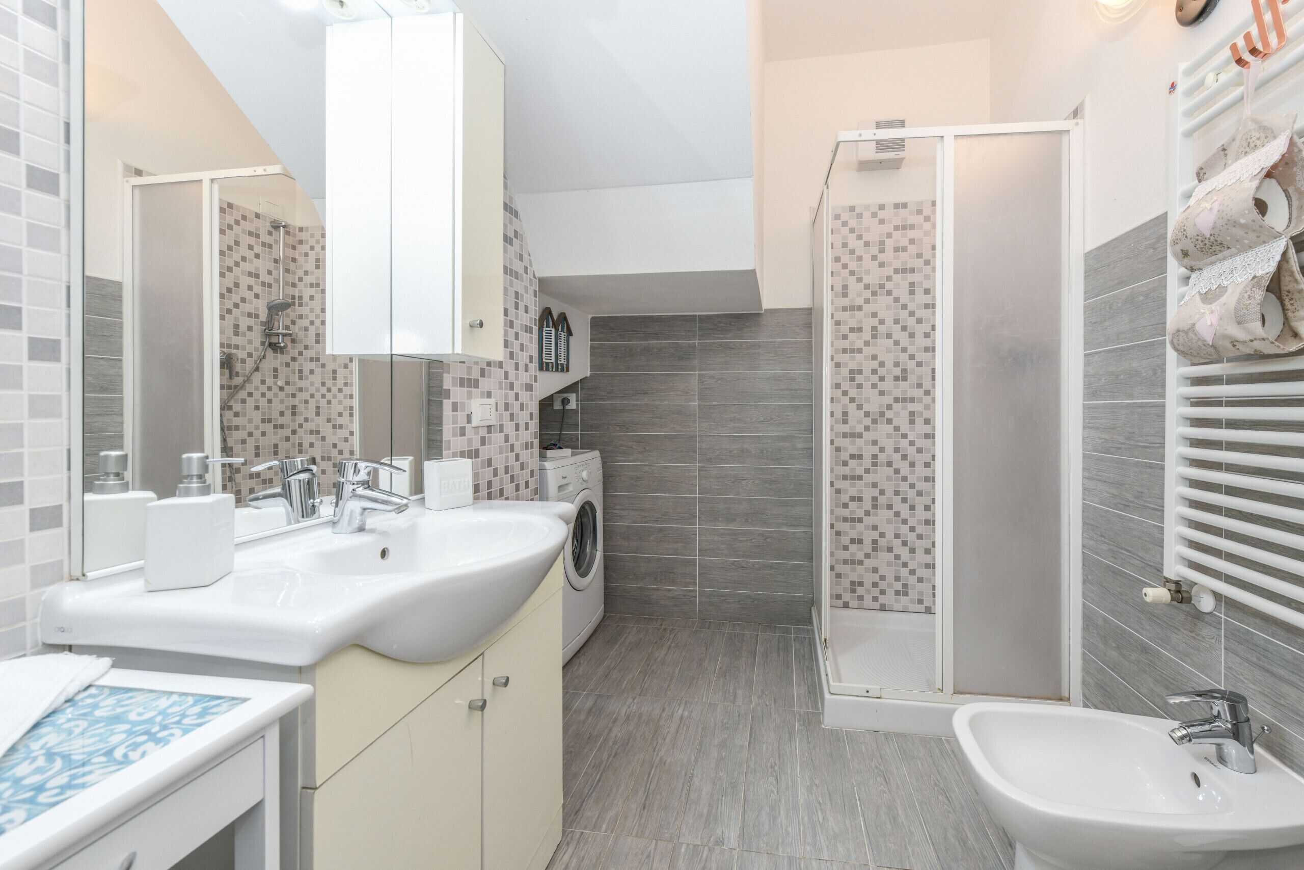 Doccia, asciugacapelli, bidet, asciugamani