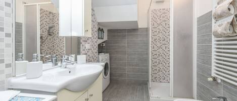 Shower, hair dryer, bidet, towels
