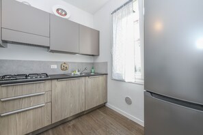 Kühlschrank, Mikrowelle, Wasserkocher mit Kaffee-/Teezubehör