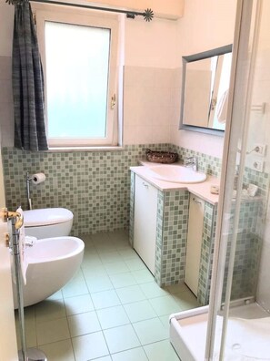Haartrockner, Handtücher, Toilettenpapier