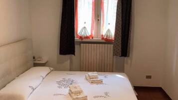 1 chambre, fer et planche Ă repasser, Wi-Fi gratuit, draps fournis