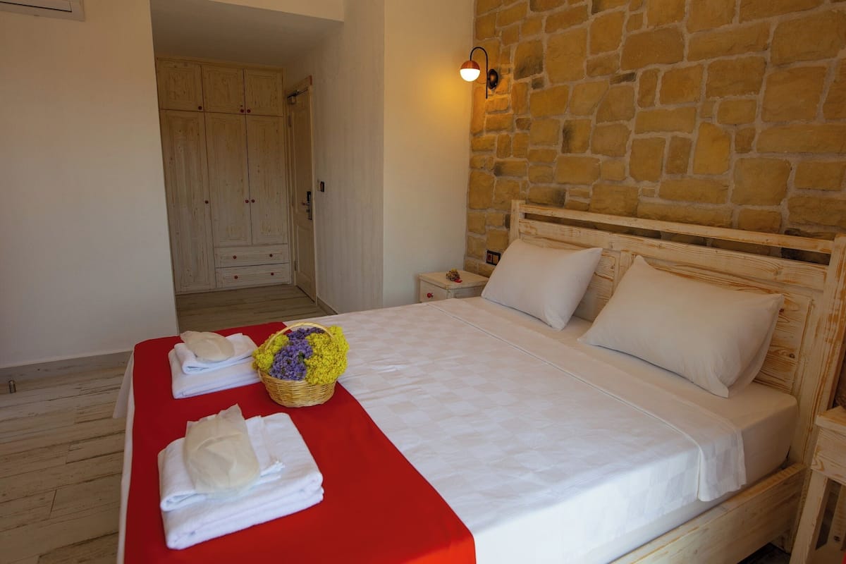Deluxe Room, Partial Sea View | Minibar, WiFi (free), bed sheets