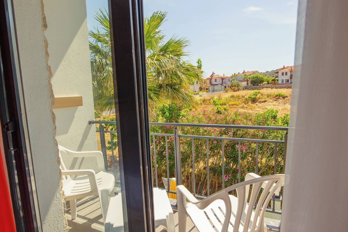 Chambre Deluxe, 1 grand lit, vue jardin | 1 chambre, minibar, Wi-Fi gratuit, draps fournis