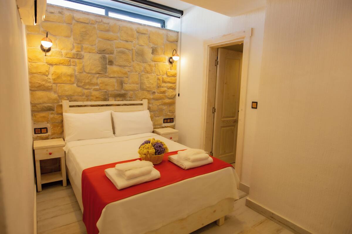 Economy Room | Minibar, WiFi (free), bed sheets