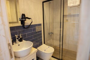 Chambre Deluxe, 1 grand lit, vue sur le jardin | Salle de bain
