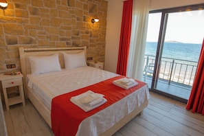 Habitación Deluxe, vista al mar | 1 habitación, minibar, wifi gratis y ropa de cama