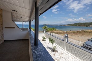 디럭스 스위트, 부분 바다 전망 | 미니바, 무료 WiFi, 침대 시트