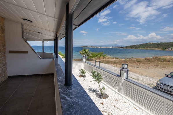 Suite Deluxe, vista parcial al mar | 1 habitación, minibar, wifi gratis y ropa de cama