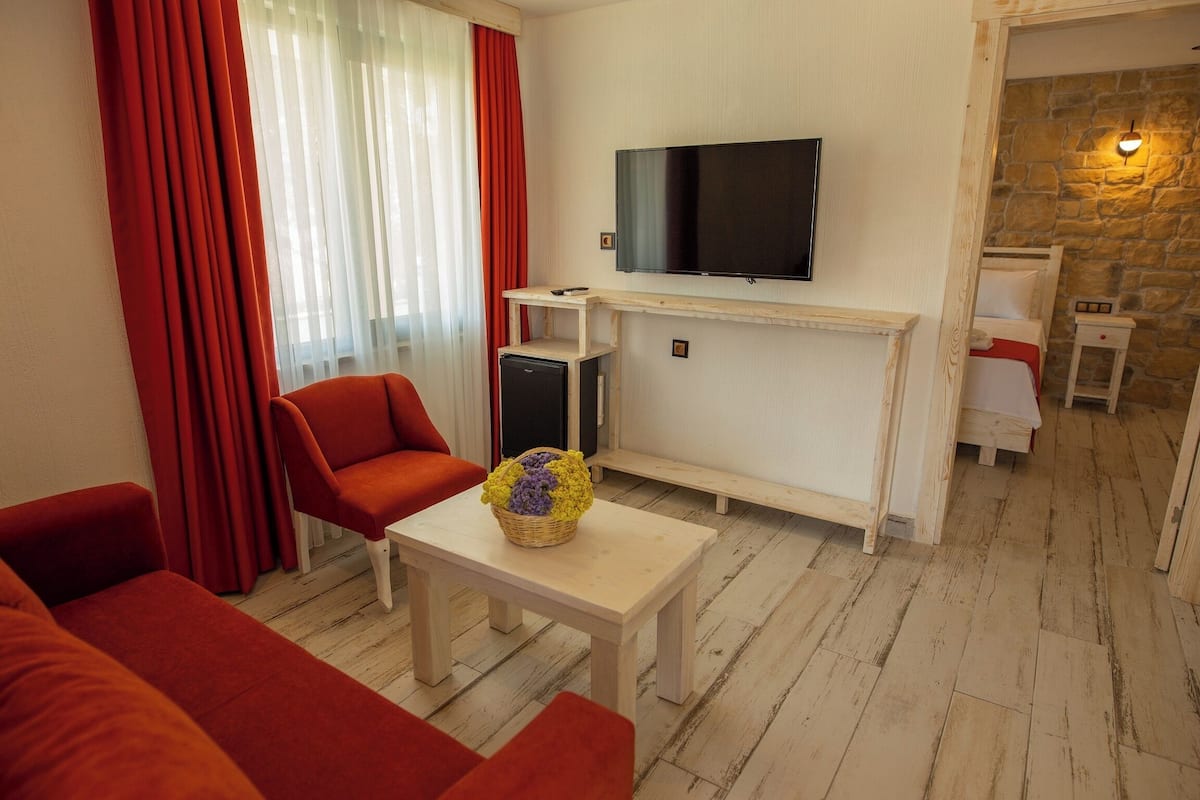 Suite Deluxe, vista parcial al mar | 1 habitación, minibar, wifi gratis y ropa de cama