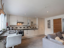 Frigorífico, hervidor eléctrico, tostadora y utensilios de cocina