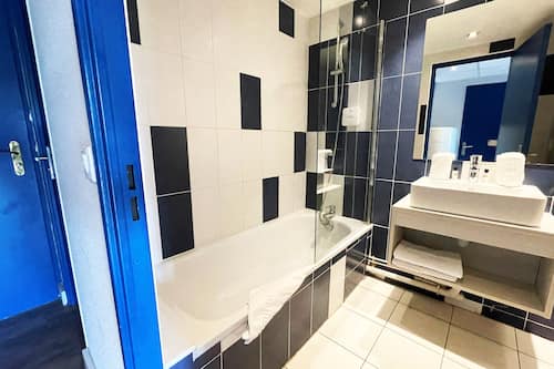 Standard-Studio | Badezimmer | Badewanne, Handtücher