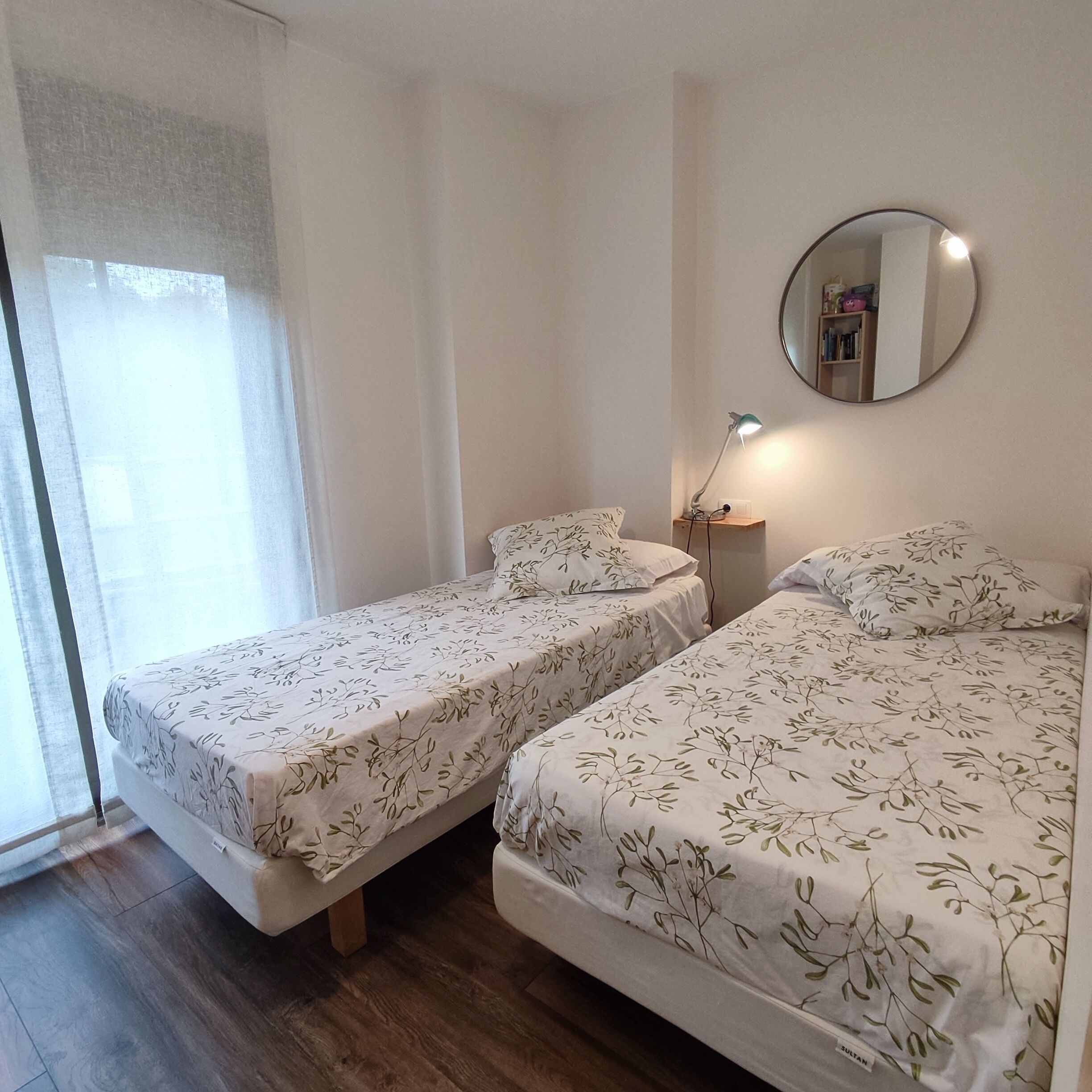 2 habitaciones, ropa de cama hipoalergénica, cubrecamas y minibar 