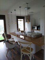 Apartamento | Cocina privada | Frigorífico grande, microondas, horno y placa de cocina