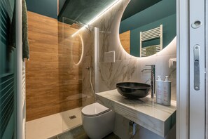 Een douche, een haardroger, een bidet, handdoeken