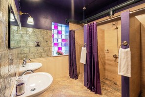 Shared bathroom - The Green Bar House (Sofia)