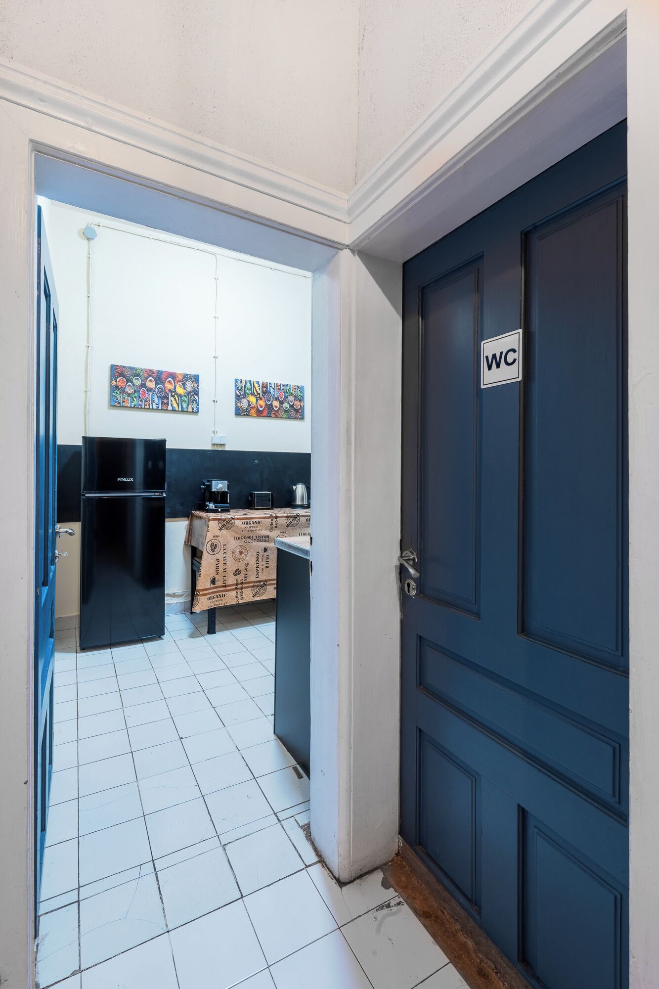 32-inch LED TV with cable channels, TV