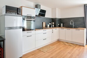 ثلاجة، ميكروويف، فرن، غسالة أطباق