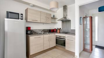 Een koelkast, een microgolfoven, een oven, een vaatwasser