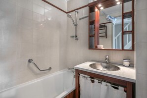 Bathtub, hair dryer - Apartment in residence with swimming pool (Batz-sur-Mer)